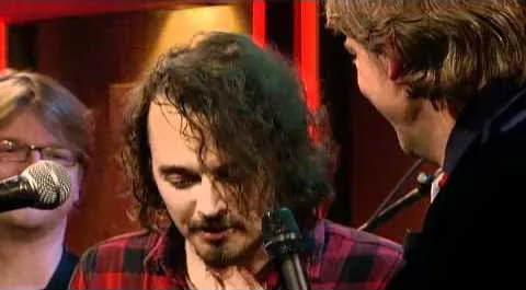Chris Murphy van Milkbar achter de microfoon in een tv-studio